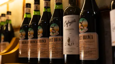 Botellas de Fernet argentino en la barra
