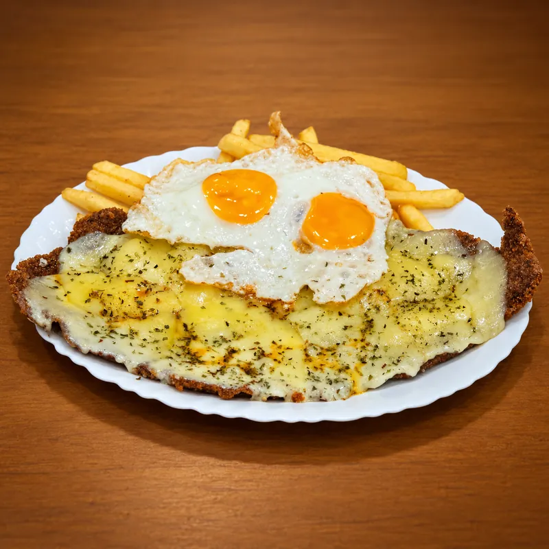 Milanesa di Salta Food con patatine fritte e due uova fritte · Milanesa ai quattro formaggi