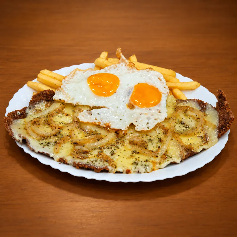 Milanesa di Salta Food con patatine fritte e due uova fritte · Milanesa alla fugazzetta