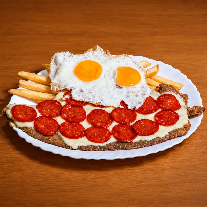 Milanesa di Salta Food con patatine fritte e due uova fritte · Milanesa al pepperoni (salame piccante)