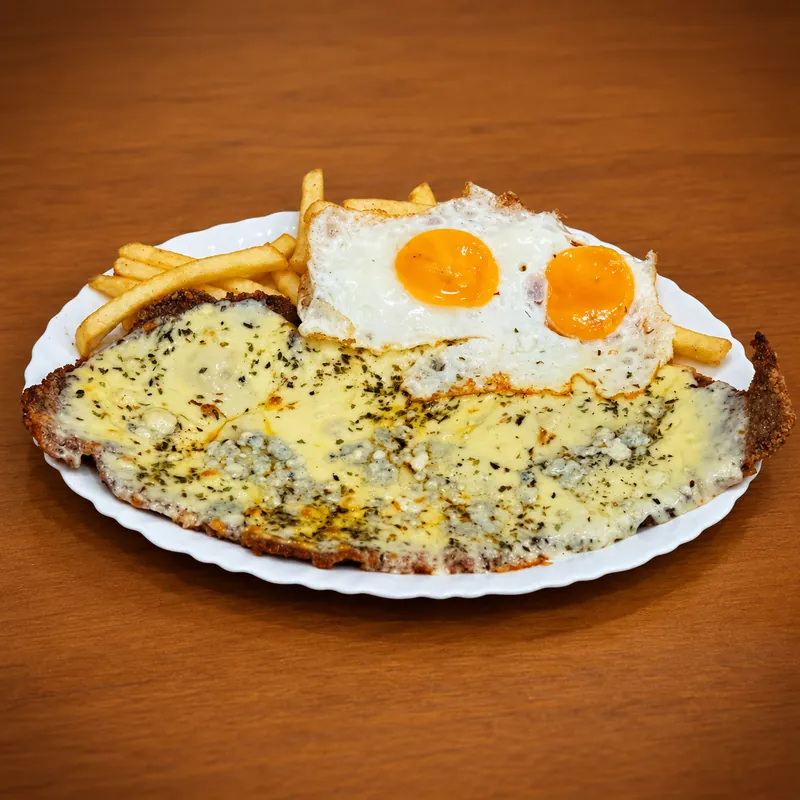 Milanesa di Salta Food con patatine fritte e due uova fritte · Milanesa al roquefort