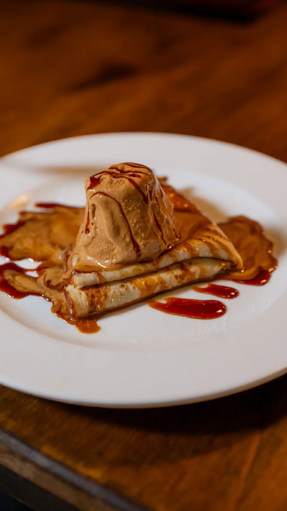 淋了 dulce de leche(焦糖牛奶酱)的 panqueque 薄饼