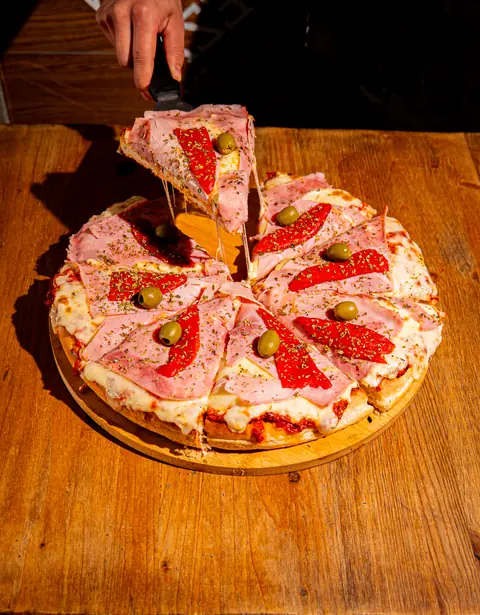 Pizza especial familiar sobre tabla de madera