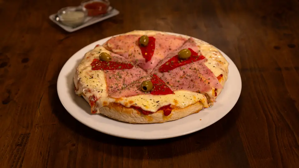 Pizza individual sobre mesa de madera