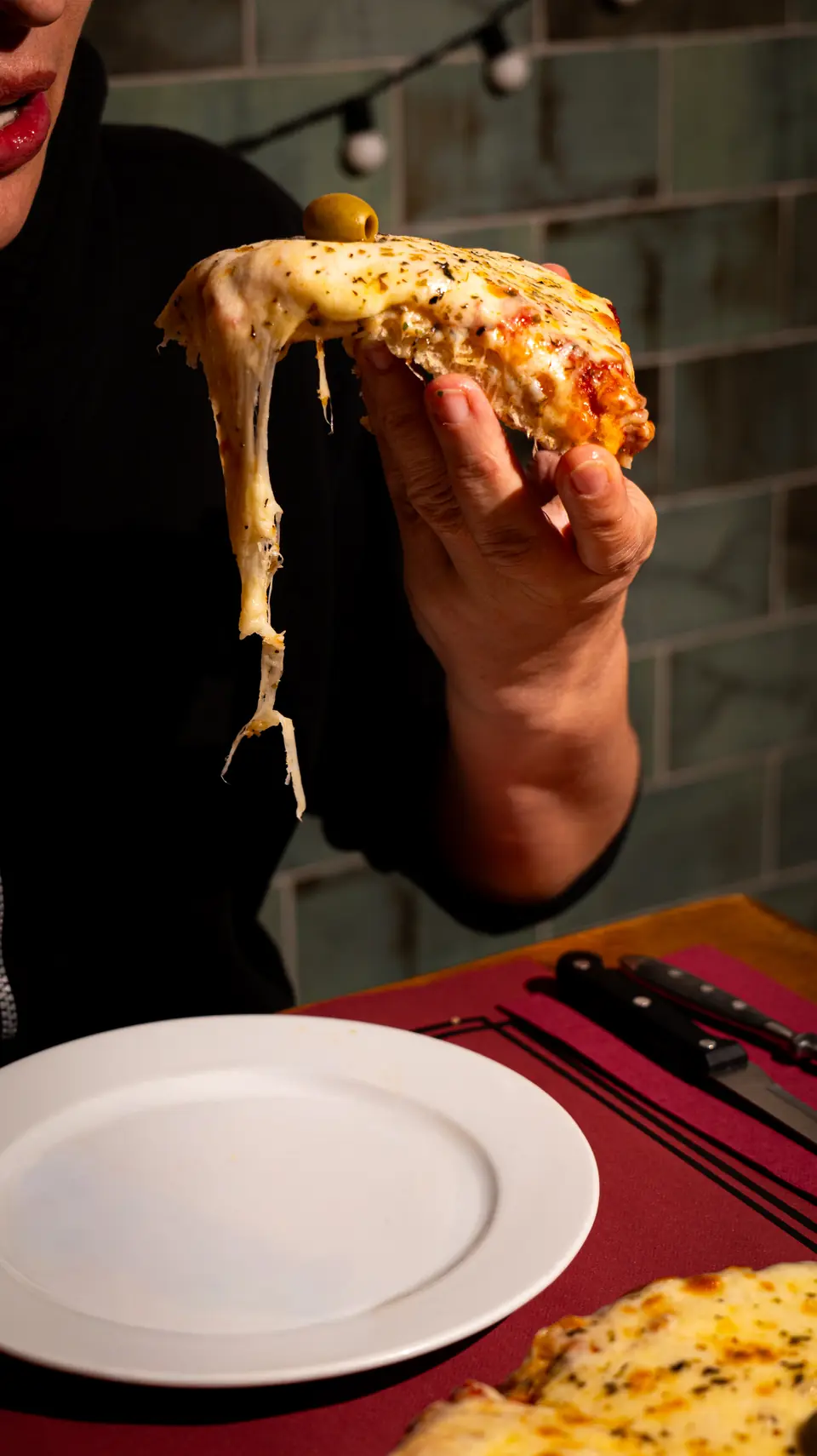 Porció de pizza amb el formatge estirant-se